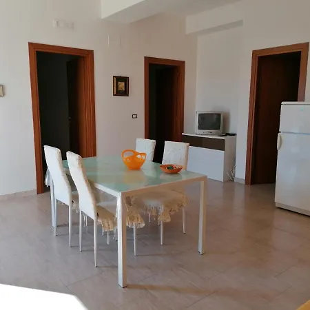 Casa Vacanze A 250Mt Dal Mare. Piano Terra Con Giardino E Parcheggio Auto Privato Apartment